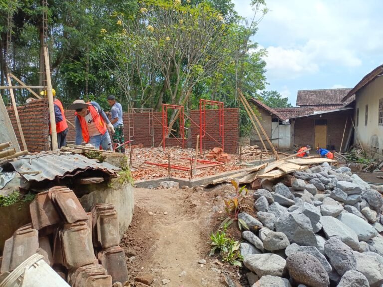 Kondisi Musholla Baithurrohim Sebelum Pembangunan Jadi Perhatian Satgas TMMD ke-128 Kodim 0820 Probolinggo.