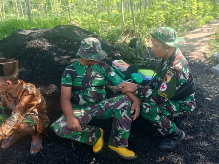 Keterlibatan Poliklinik Kesehatan (Polkes) TNI AD 05-09-17 Probolinggo dalam kegiatan TNI Manunggal Membangun Desa (TMMD) ke-128 Tahun 2026 di wilayah Kodim 0820/Probolinggo menjadi salah satu komponen penting dalam mendukung sasaran non-fisik program tersebut.