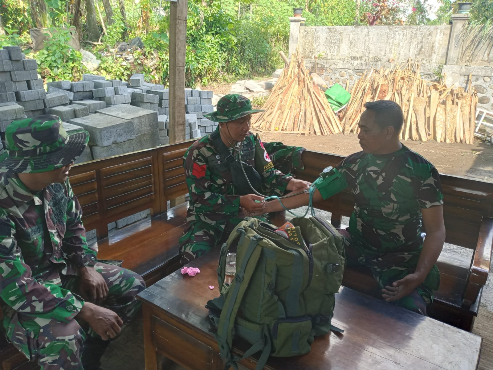 Tim Kesehatan Polkes 05-09-17 Probolinggo Dukung Sukses TMMD ke-128 Melalui Pelayanan Kesehatan.