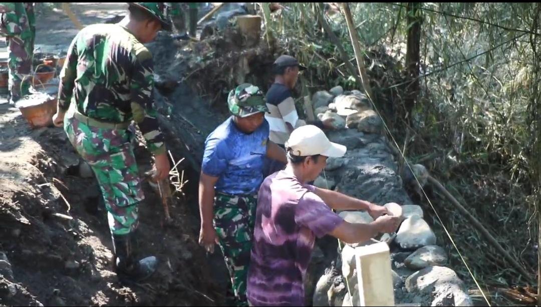 TMMD ke 128 Terus Kebut Pembangunan Tanggul Penahan Tanah (TPT) di Desa Brabe Antisipasi Longsor dan Abrasi Jalan.