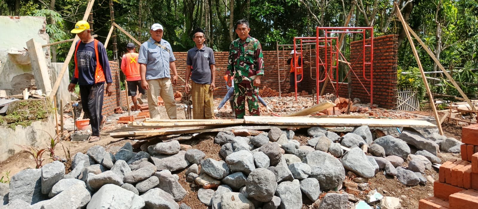 Satgas TMMD ke-128 Kodim 0820 Probolinggo Kebut Pembangunan Mushola Baithurrohim di Desa Brabe.