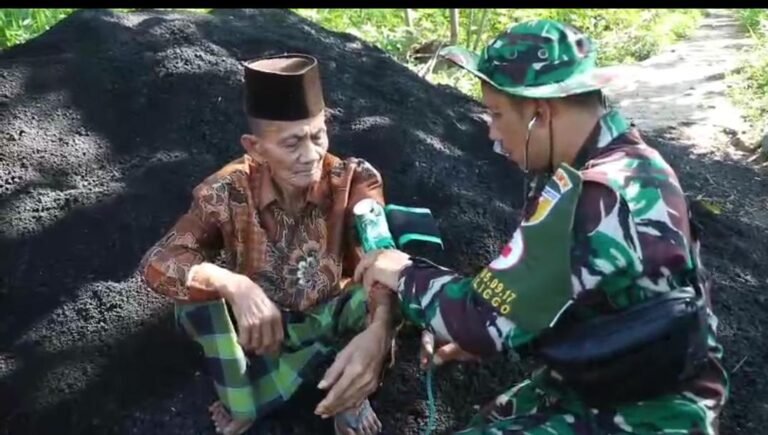 Koptu Sanep Berperan Aktif dalam Bakti Sosial Kesehatan TMMD ke-128 di Desa Brabe. 