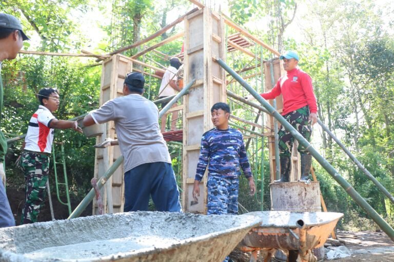 Pemasangan Tandon Air dan Pipanisasi Jadi Sasaran Utama TMMD ke-128 Kodim 0820/Probolinggo.