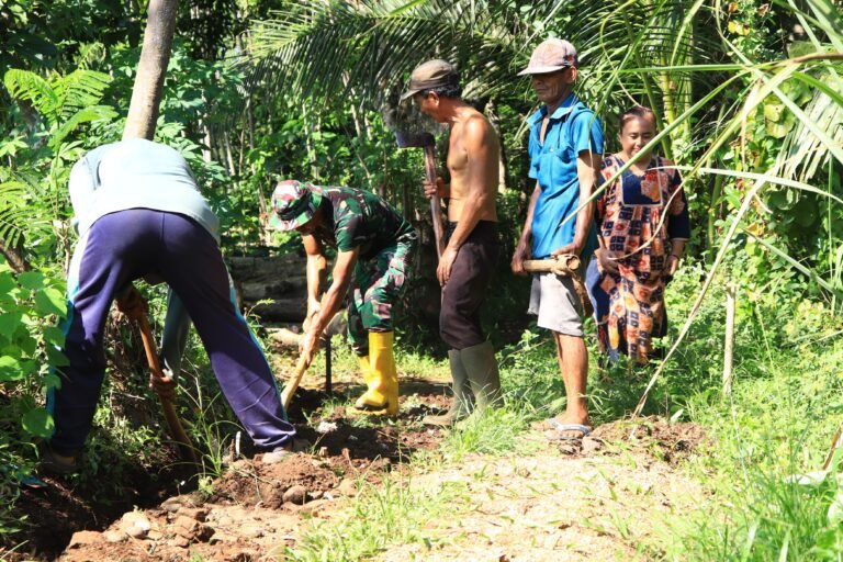 Medan Sulit Tak Surutkan Semangat, Satgas TMMD ke-128 Bangun Jalan Paving di Dusun Klagin. 