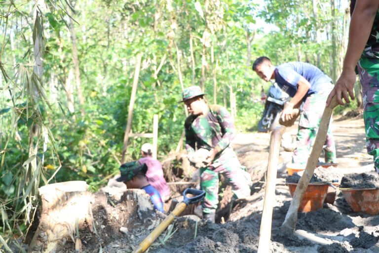 Medan Sulit Tak Surutkan Semangat Satgas TMMD ke-128 Bangun Tanggul Penahan Tanah di Desa Brabe.