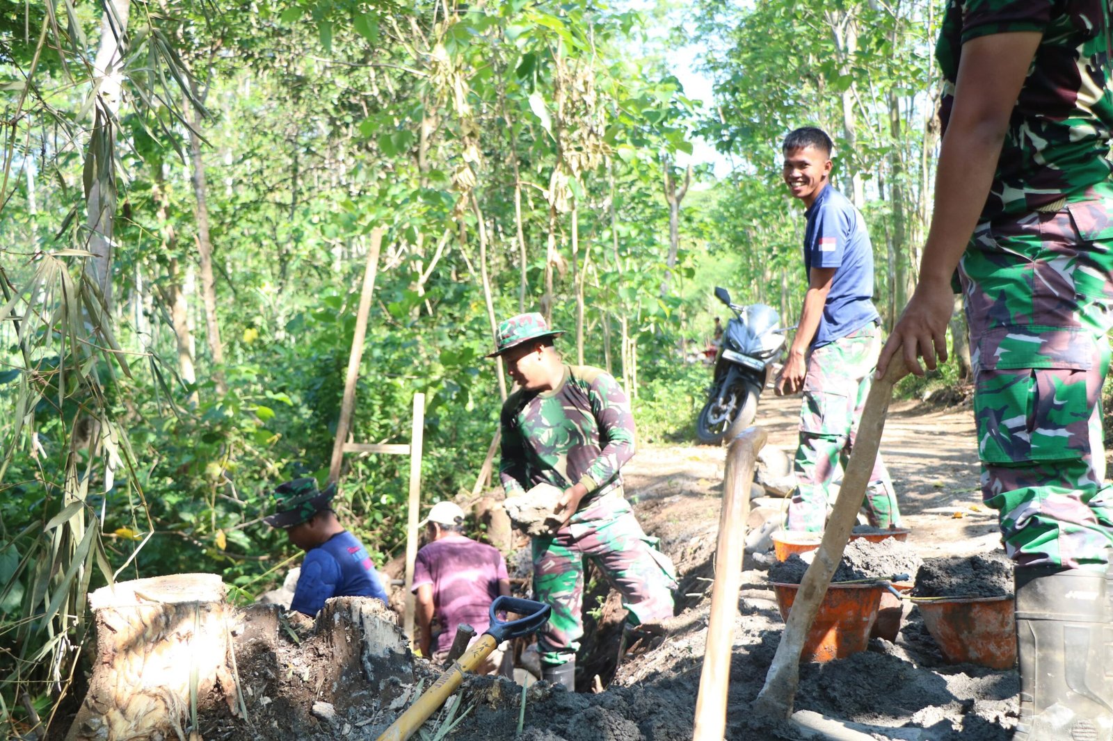 Satgas TMMD ke-128 Kodim 0820 Probolinggo Bangun Tanggul Penahan Tanah di Dusun Klagin.