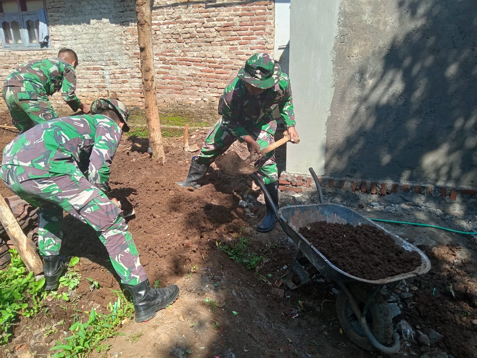 Kolaborasi Nyata, Satgas TMMD ke-128 Kodim 0820 Probolinggo Bangun RTLH Bersama Rakyat. 