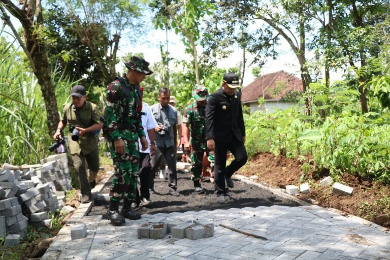 TMMD ke-128 Kodim 0820/Probolinggo Dapat Perhatian Khusus Dandim, Pemasangan Paving Dikebut. 