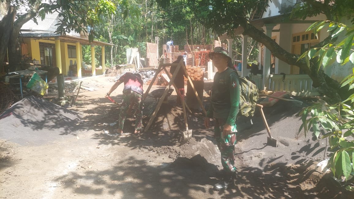 Personel TNI Polkes 05-09-17 Probolinggo Dampingi Layanan Kesehatan di Lokasi TMMD ke-128. 