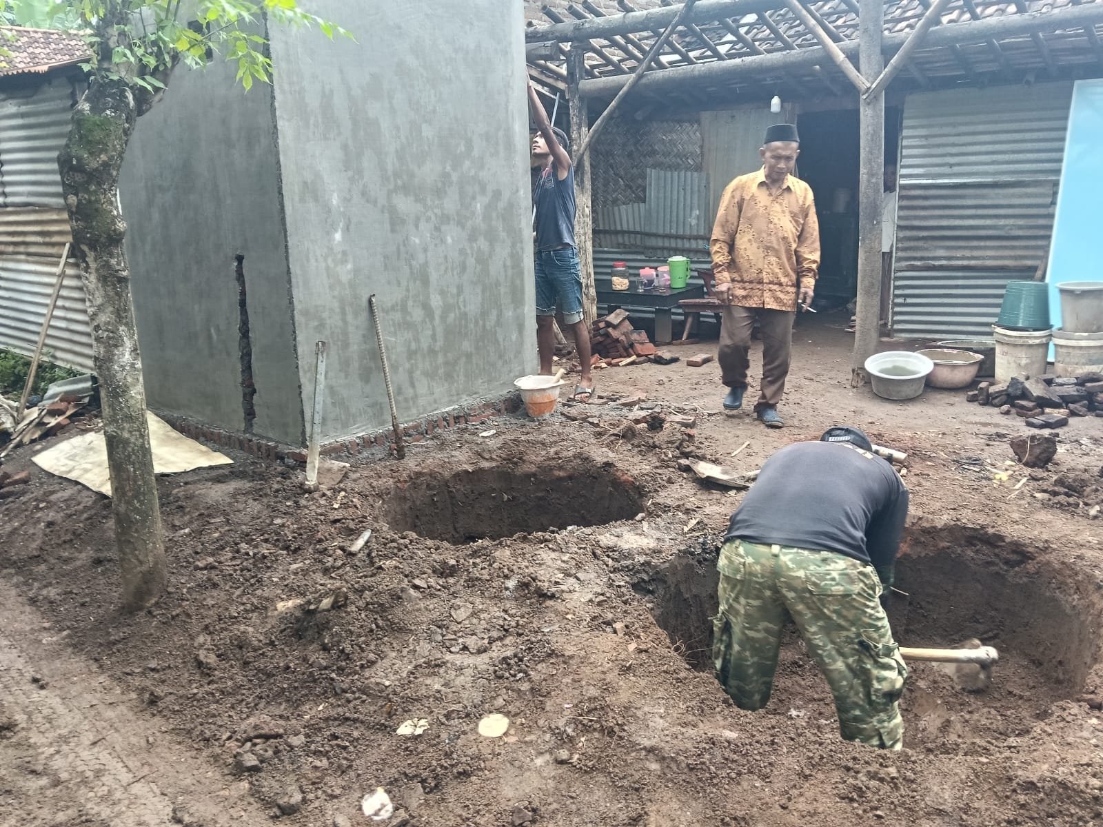 Pengerjaan Sanitasi Rumah Halimah di Dusun Sumur Capai 55 Persen, Satgas TMMD Ke-128 Kebut Penyelesaian