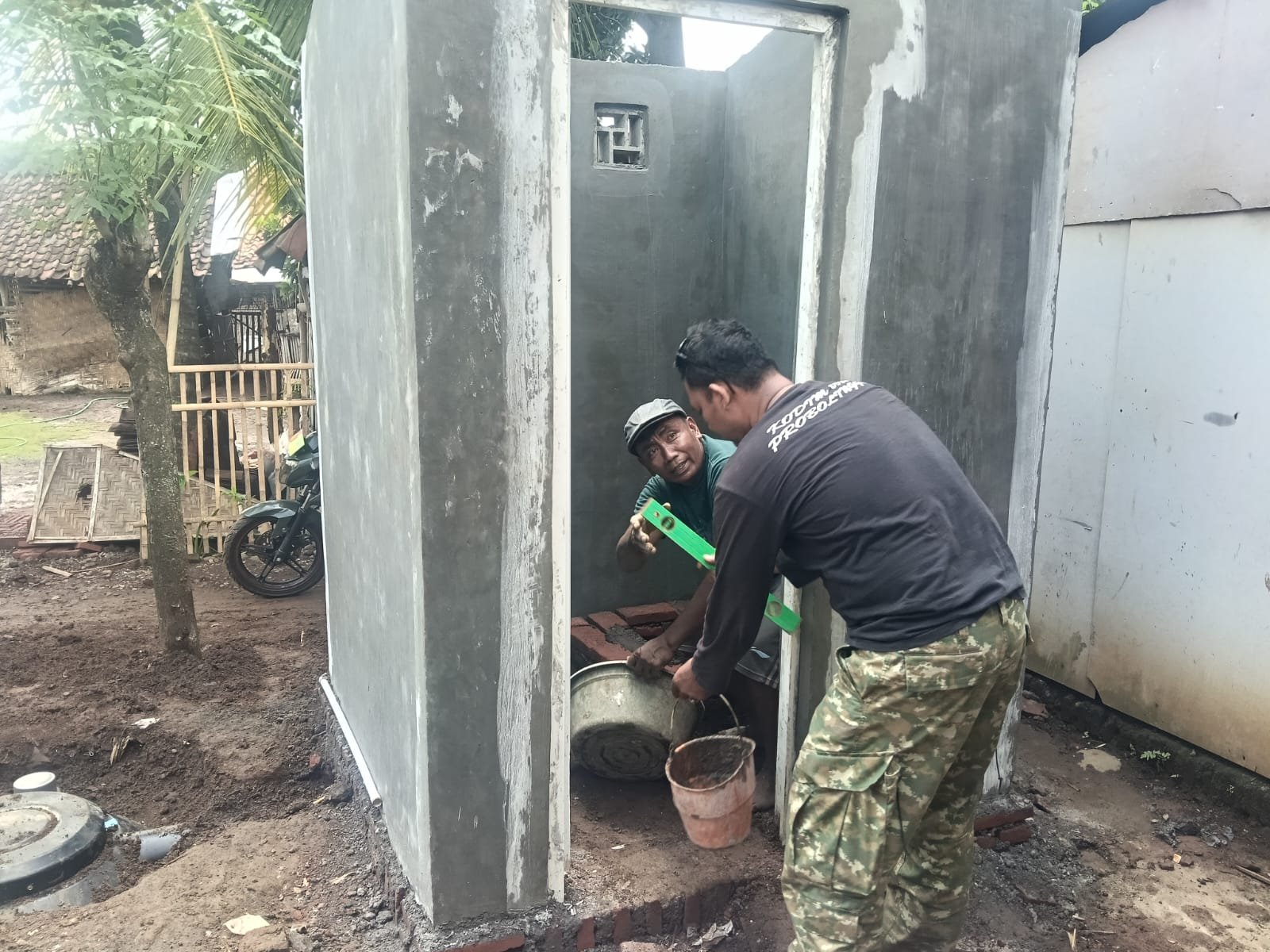 Pembangunan Sanitasi Milik Halima di Blok Leduk Capai 60 Persen, Satgas TMMD Ke-128 Terus Kebut Pekerjaan