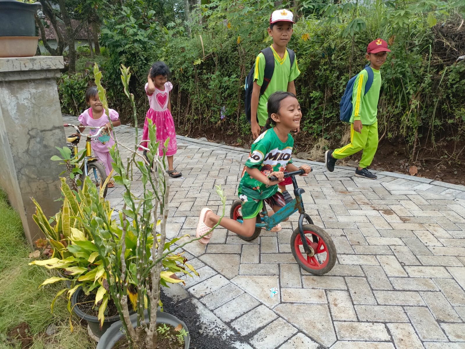 Anak Desa Klagin Gembira Nikmati Jalan Paving Hasil TMMD ke-128. 