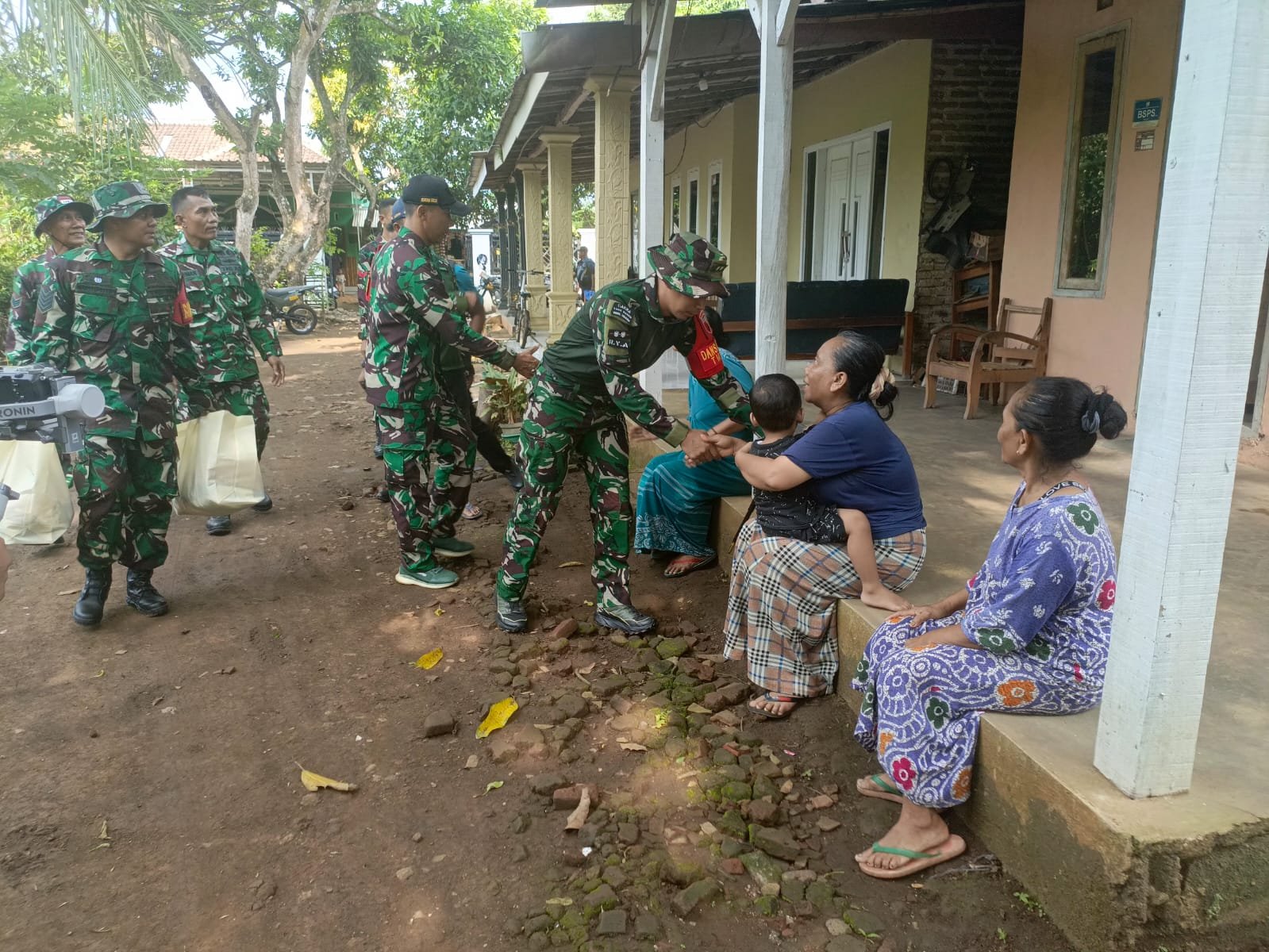 Satgas TMMD Ke-128 Bagikan Sembako untuk Warga Dusun Klagin Desa Brabe