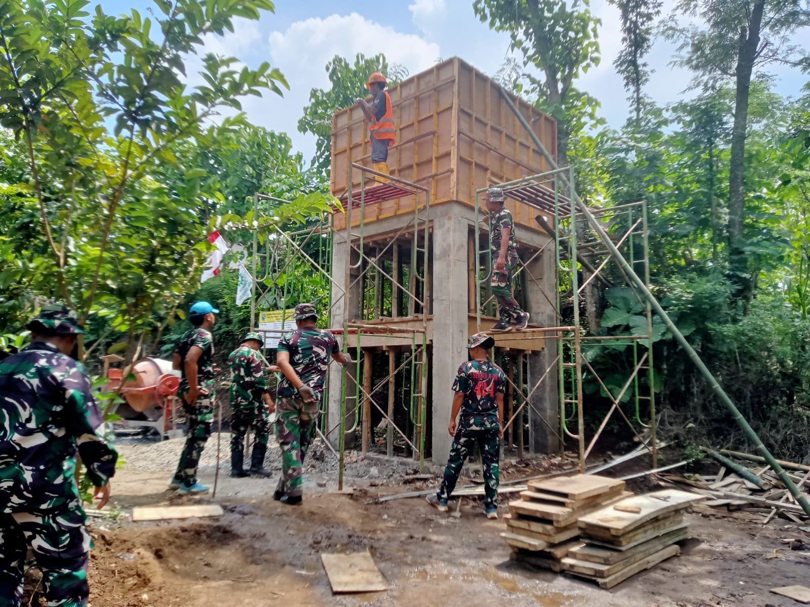 Danrem 083/Baladika Jaya Tinjau Pembangunan Pipanisasi SPAM TMMD ke-128 di Desa Brabe. 