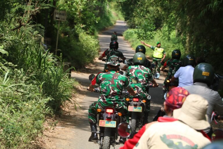 Akses Jalan Sempit, Danrem 083/Bdj Tinjau Lokasi TMMD Ke-128 Gunakan Motor Dinas Babinsa.