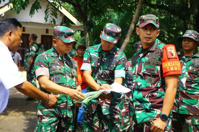 Danrem 083/Baladika Jaya Terima Paparan Singkat Progres TMMD Ke-128 di Desa Brabe.
