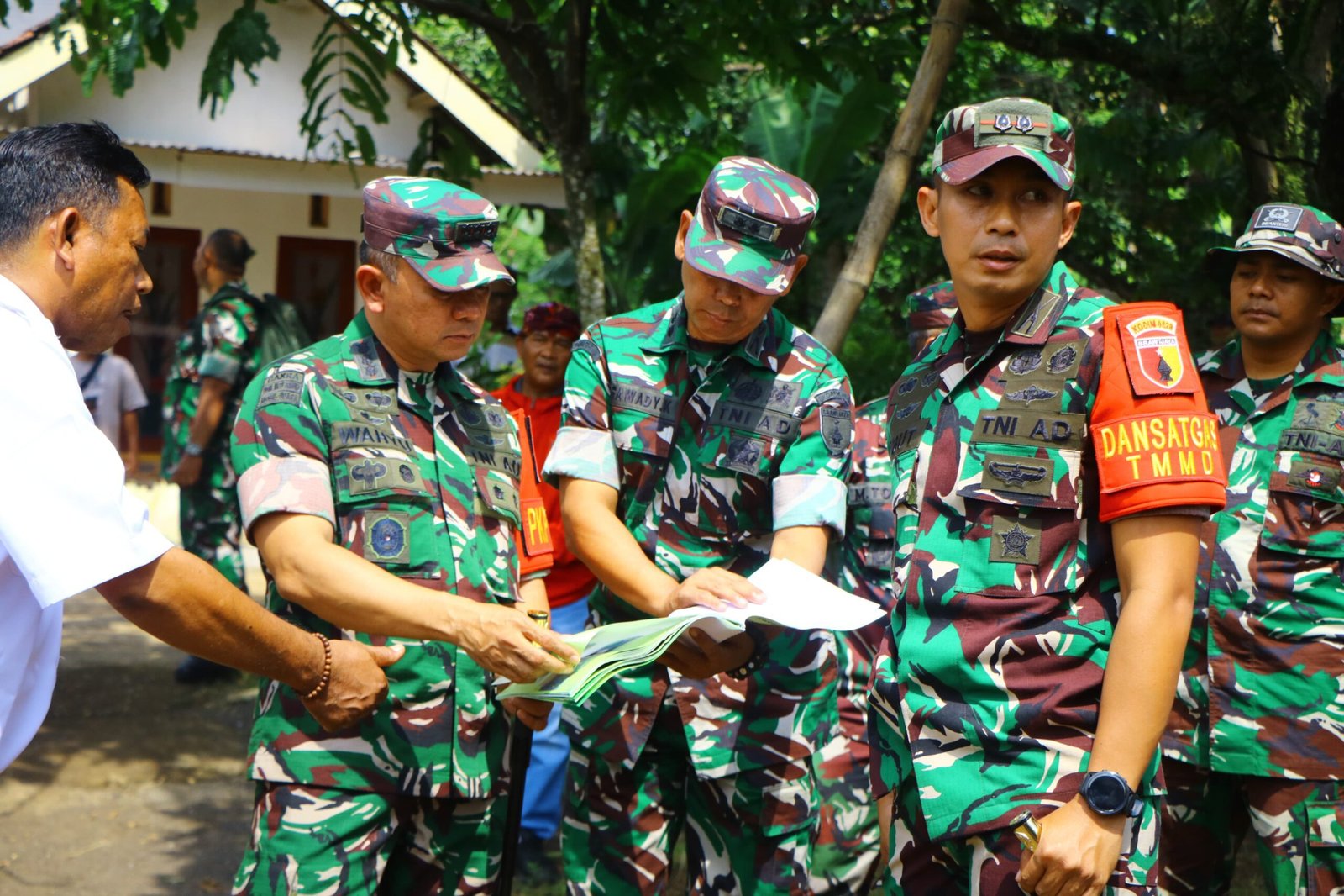 Danrem 083/Baladika Jaya Terima Paparan Singkat Progres TMMD Ke-128 di Desa Brabe.
