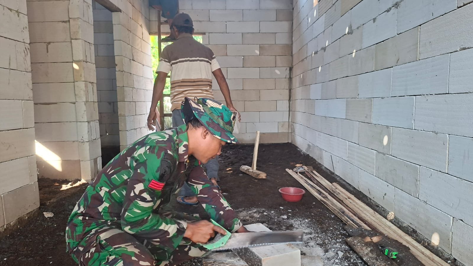 Rehab RTLH Milik Ibu Rafi’ah di Dusun Klagin Desa Brabe Capai 80 Persen