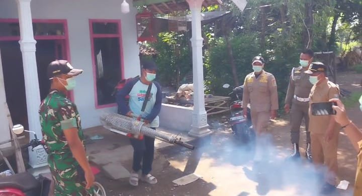Cegah Demam Berdarah, Satgas TMMD Ke-128 Lakukan Fogging di Lingkungan Warga Dusun Rowo.