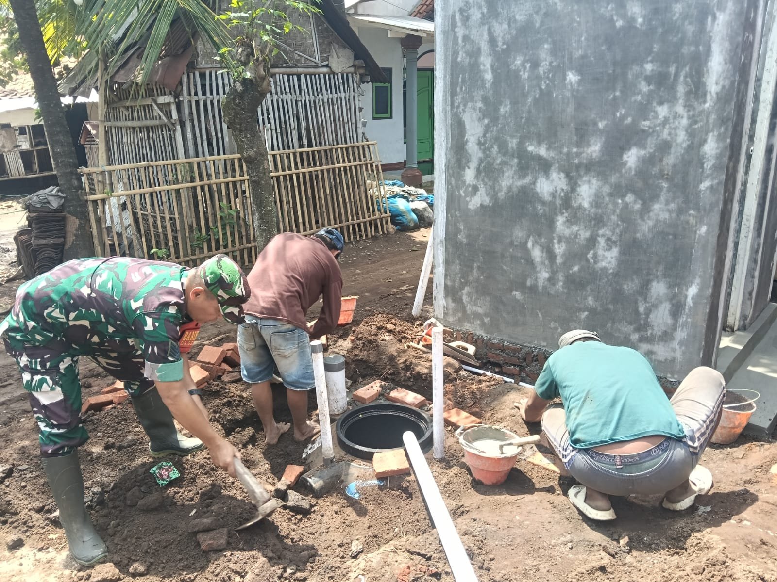Pembangunan Tangki Septik Individual Program TMMD Ke -128 Kodim 0820/Probolinggo di Desa Brabe Capai 85 Persen