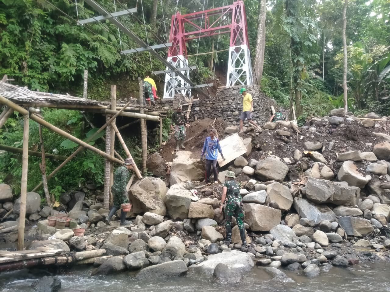 Semangat Anggota Koramil 0825/14 Kabat, Korve Pembangunan Jembatan Garuda di Songgon Terus Dikebut