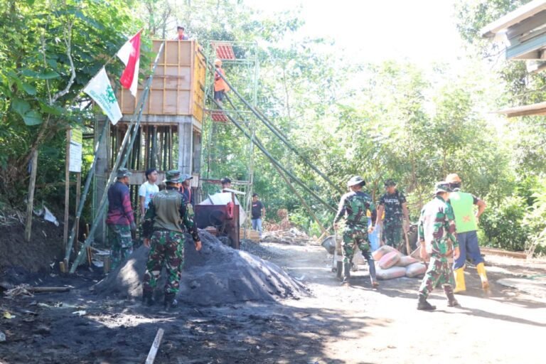 Pembangunan Tandon Air SPAM Program TMMD Ke-128 Kodim 0820/Probolinggo, Proses Pengecoran Dinding Tandon Air Dimulai.