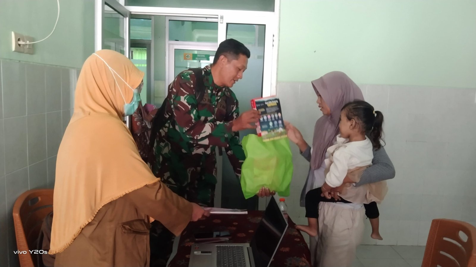 Upaya Tekan Angka Stunting, Satgas TMMD Ke-128 Laksanakan Pemberian Nutrisi Anak Stunting di Puskesmas Maron. 
