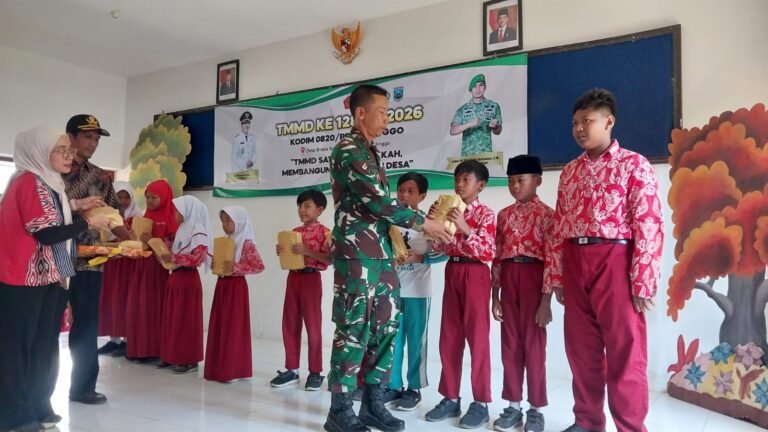 Pembagian ATS TMMD Ke-128, Dukung Semangat Belajar Siswa di Maron Wetan. 