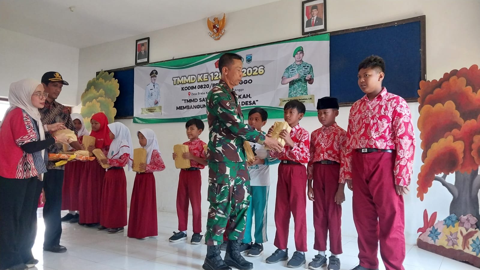 Pembagian ATS TMMD Ke-128, Dukung Semangat Belajar Siswa di Maron Wetan. 