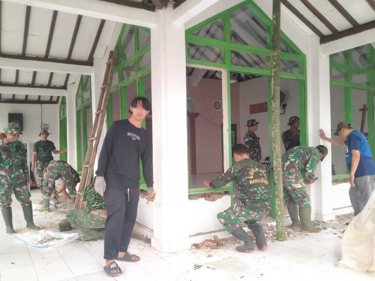 Gerak Nyata TNI di Banyuwangi: Koramil Songgon Terjun Langsung Renovasi Masjid, Ketahanan Wilayah Diperkuat dari Akar Rumput