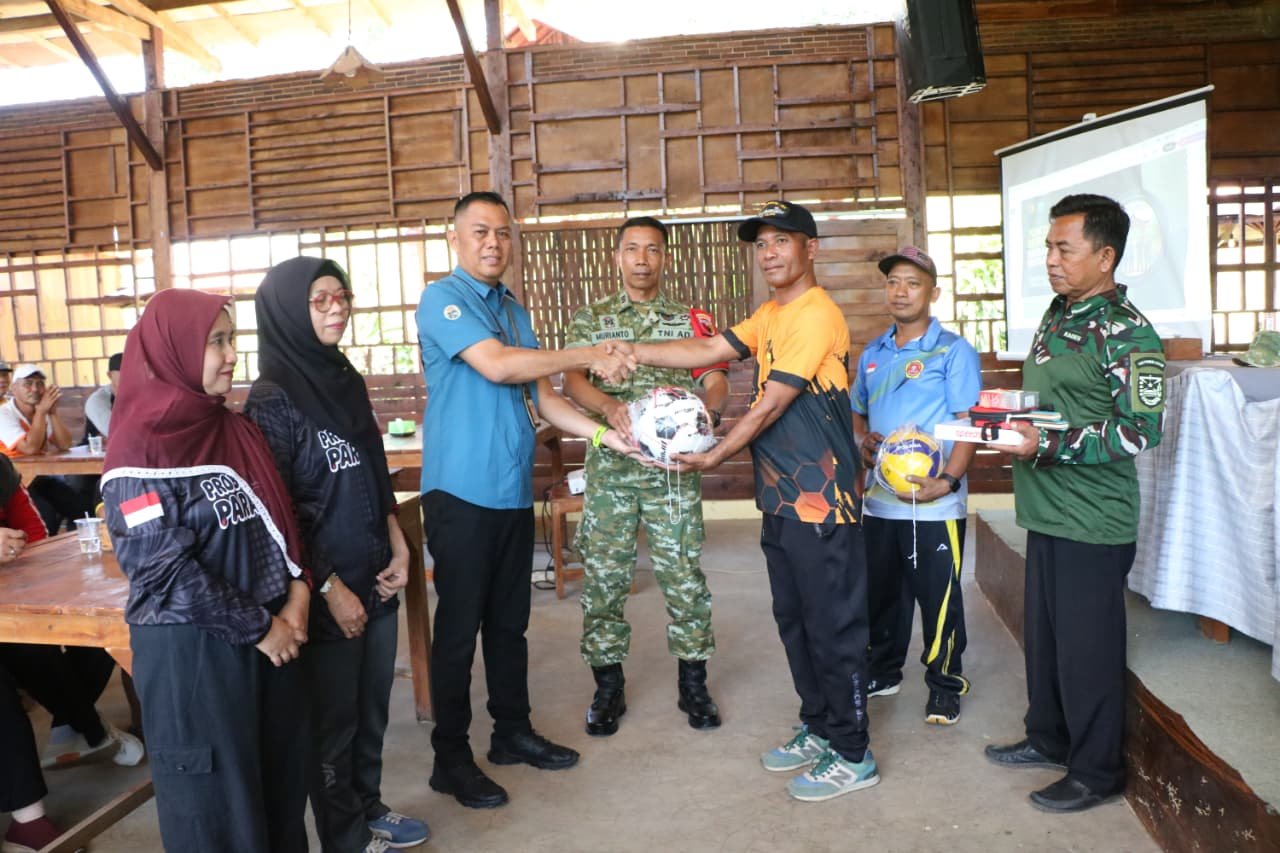 Pemberian Sarana dan Prasarana Alat Olahraga TMMD Ke-128 Tahun 2026 Dorong Semangat Pemuda dan Pengembangan Desa Wisata di Brabe. 