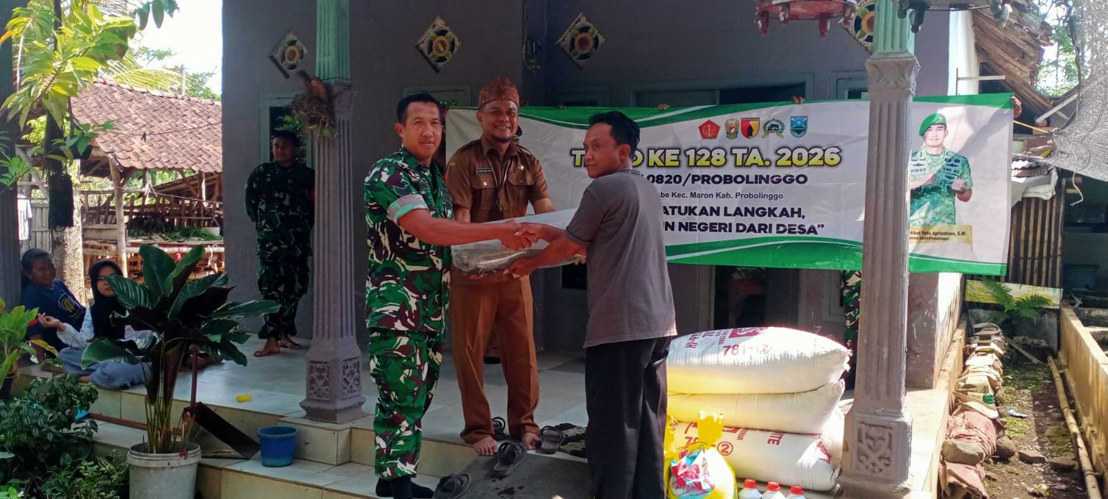 Dukung Program TMMD Ke-128, Dinas Perikanan Kabupaten Probolinggo Salurkan 1.000 Bibit Ikan Lele di Desa Brabe. 