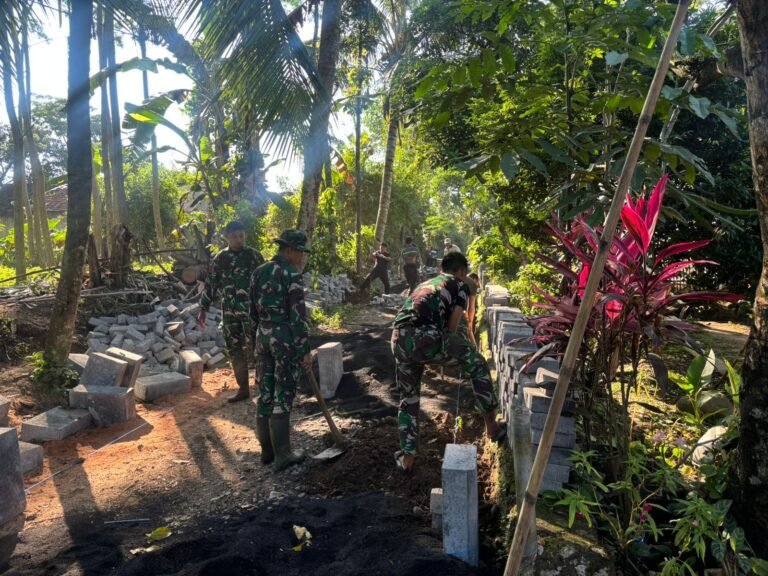 Menunju 500 meter, Satgas TMMD Ke-128 Tetap Semangat melakukan Pemasangan Bekisting 