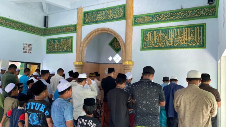 Tingkatkan Imam Dan Takwa, Satgas Sholat Jumat Berjamaah Bersama Warga 