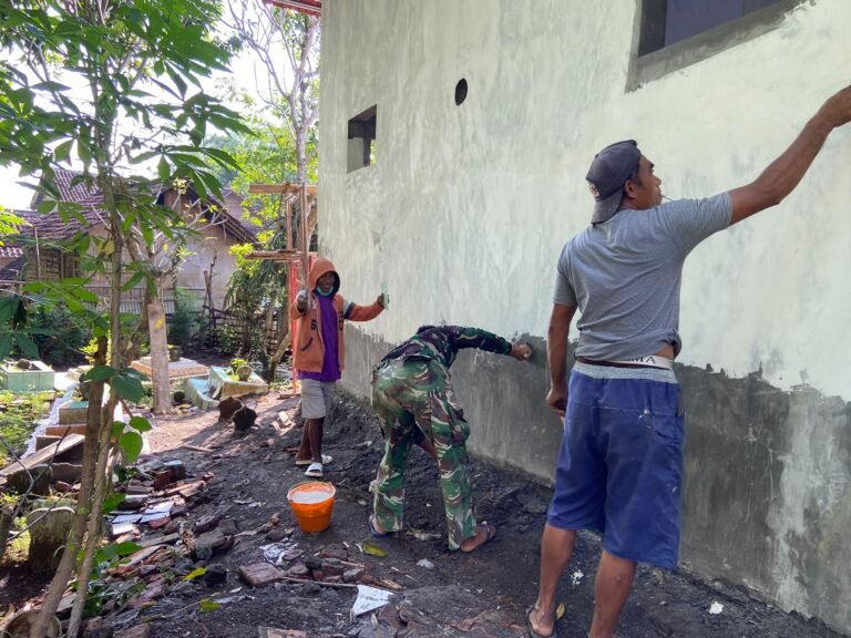 Progres Signifikan, Satgas Dan Warga Gotong Royong Plester Dinding Musholla 