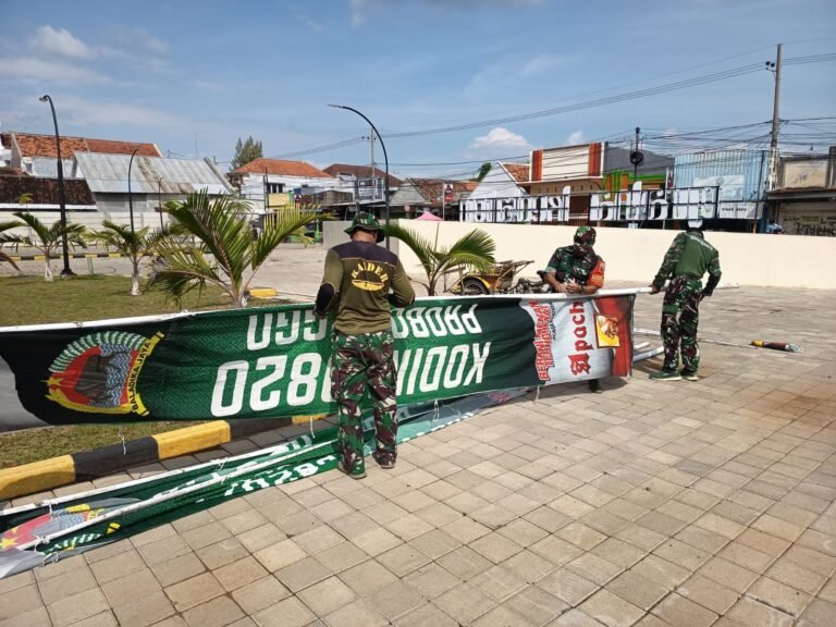 Perindah Lokasi TMMD Ke-128 di Desa Brabe, Satgas Pasang Umbul-Umbul untuk Menyambut Tim Wasev Sterad TNI AD, 