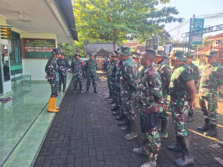 Danramil 0820/21 Maron Beri Arahan Kepada Satgas TMMD Ke-128 Kodim 0820 Probolinggo, Tekankan pentingnya Kedisiplinan dan Kekompakan.