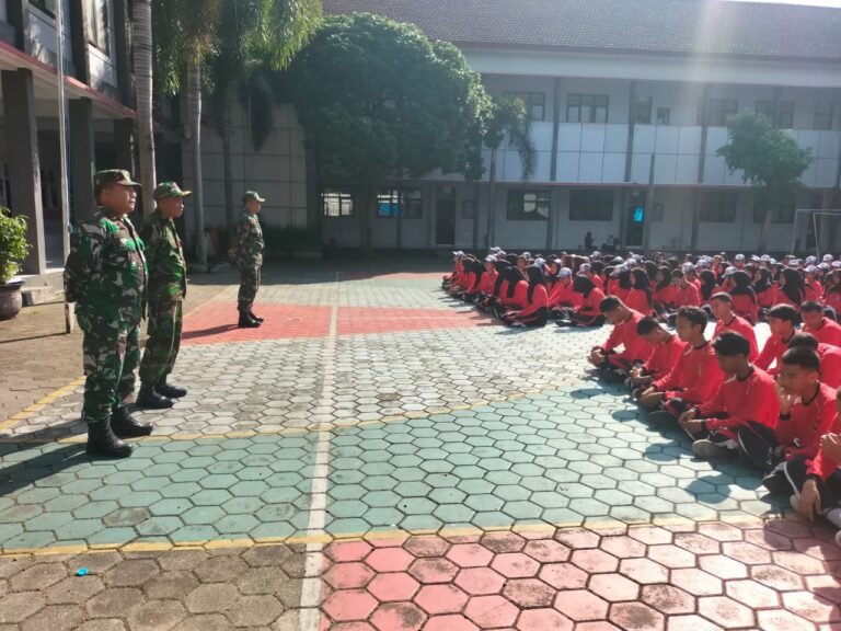 Disiplin Ala TNI Masuk Sekolah, Siswa SMK di Cluring Digembleng Lewat BINTALSIK