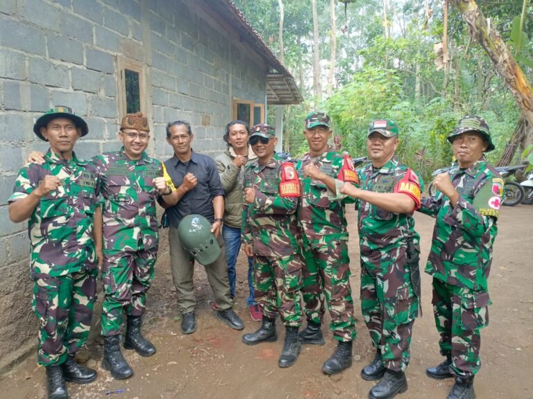 Mantan Dandim 0820/Probolinggo Terima Sambutan Hangat Saat Kunjungi Lokasi TMMD Ke-128 di Desa Brabe. 