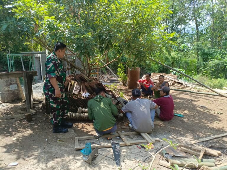 Ingatkan Satgas TMMD Jaga Sinergi Dan Faktor Keamanan, Kapten Inf Yahudin Beri Pengarahan dan Motivasi Di Lokasi Pembangunan Tandon.
