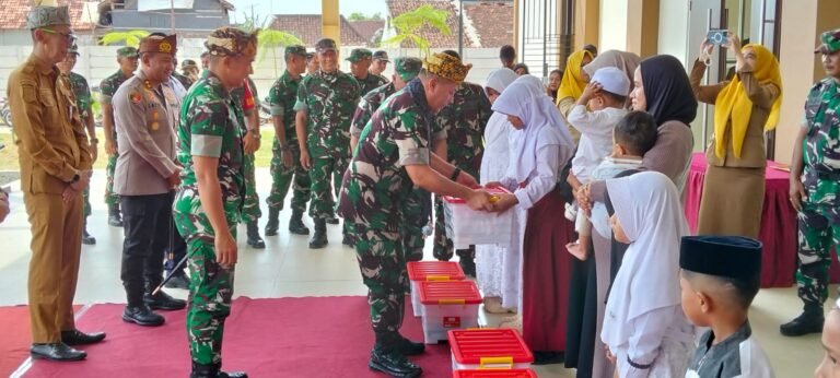 Penyerahan Sembako kepada Anak Yatim Warnai Kunjungan Tim Wasev Sterad TNI di Probolinggo. 