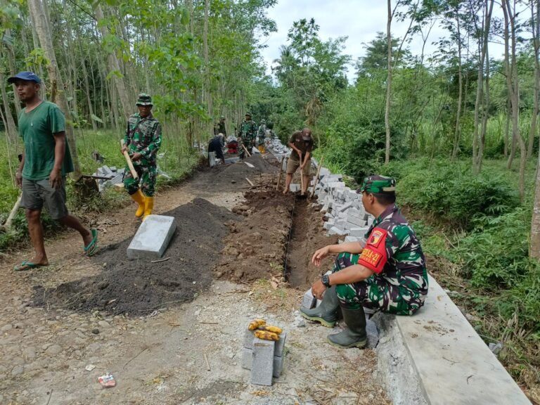 Babinsa Desa Brabe Serma Yance Apresiasi Pembangunan TPT dan Pavingisasi di Dusun Klagin.