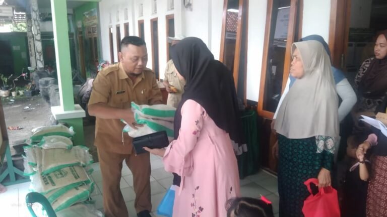Kegiatan Non Fisik TMMD Ke-128, Dinas Ketahanan Pangan Berikan Bantuan Sembako kepada Warga Desa Brabe. 