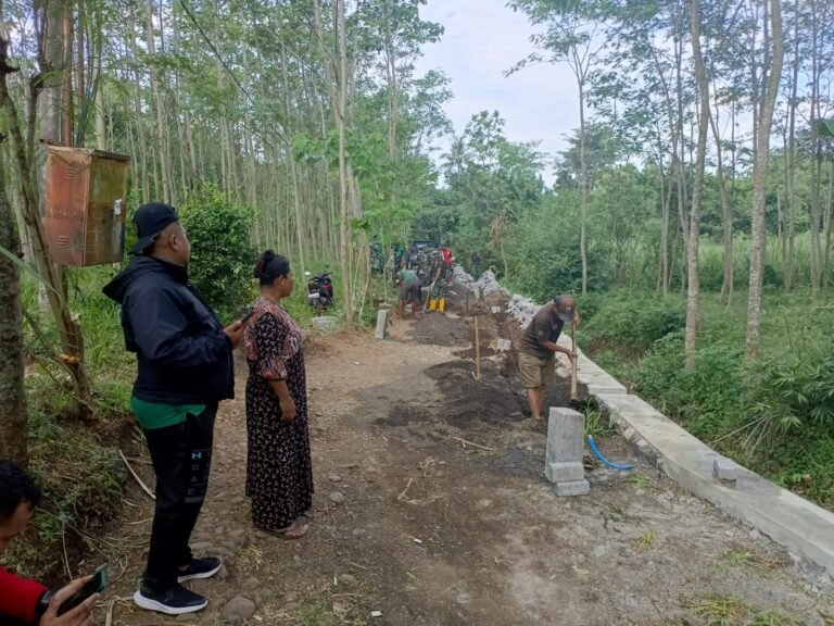 Warga Apresiasi Kinerja Satgas TMMD dalam Pemasangan Paving di Desa Brabe. 