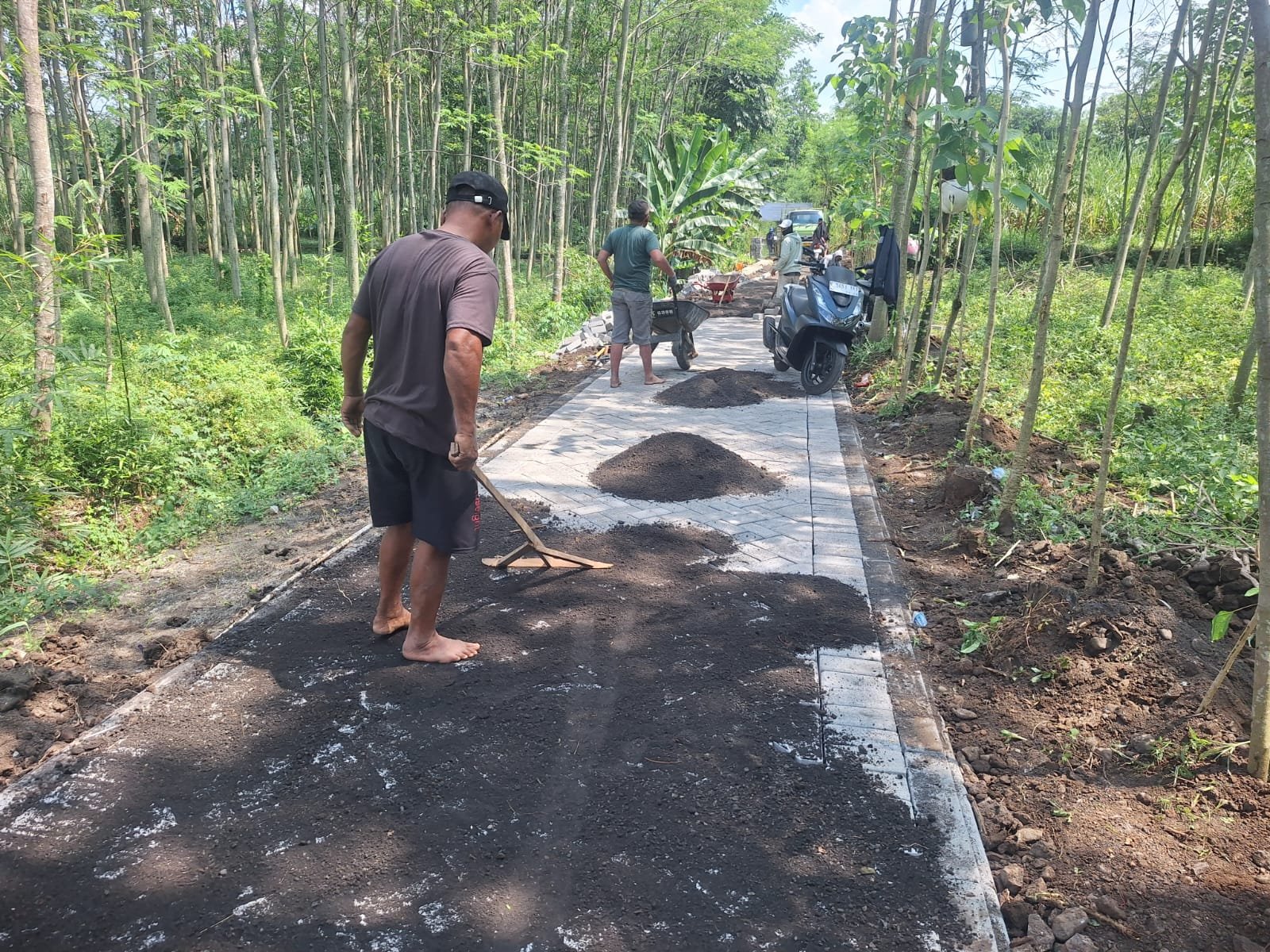 Satgas Sukses Rampungkan Pavingisasi 600 Meter, Akses Warga Desa Brabe Lebih Lancar.   